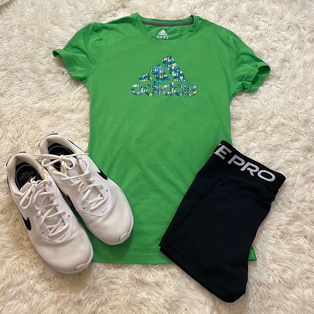 ⚽️🏀ADIDAS GREEN TEE • SIZE SMALL • VERY SMALL BLEACH STAINS ON FRONT LOWER🏀⚽️